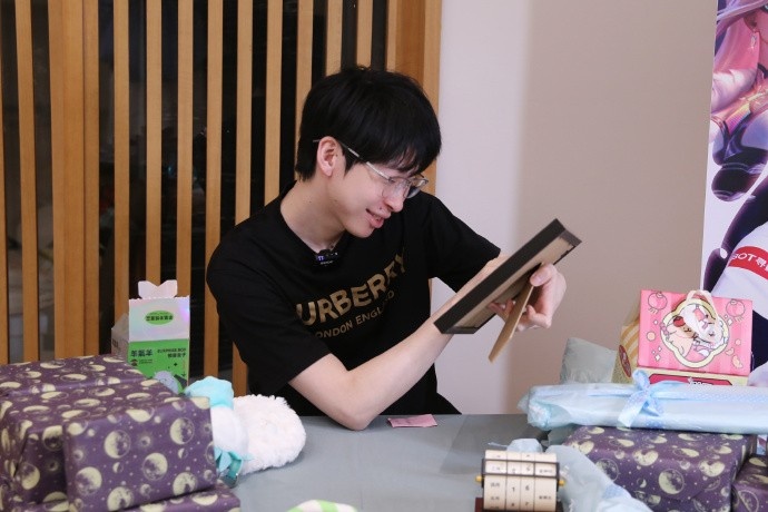 AL分享Hope返图：王哥的周年礼物开箱来啦 一年两度青青草原大会